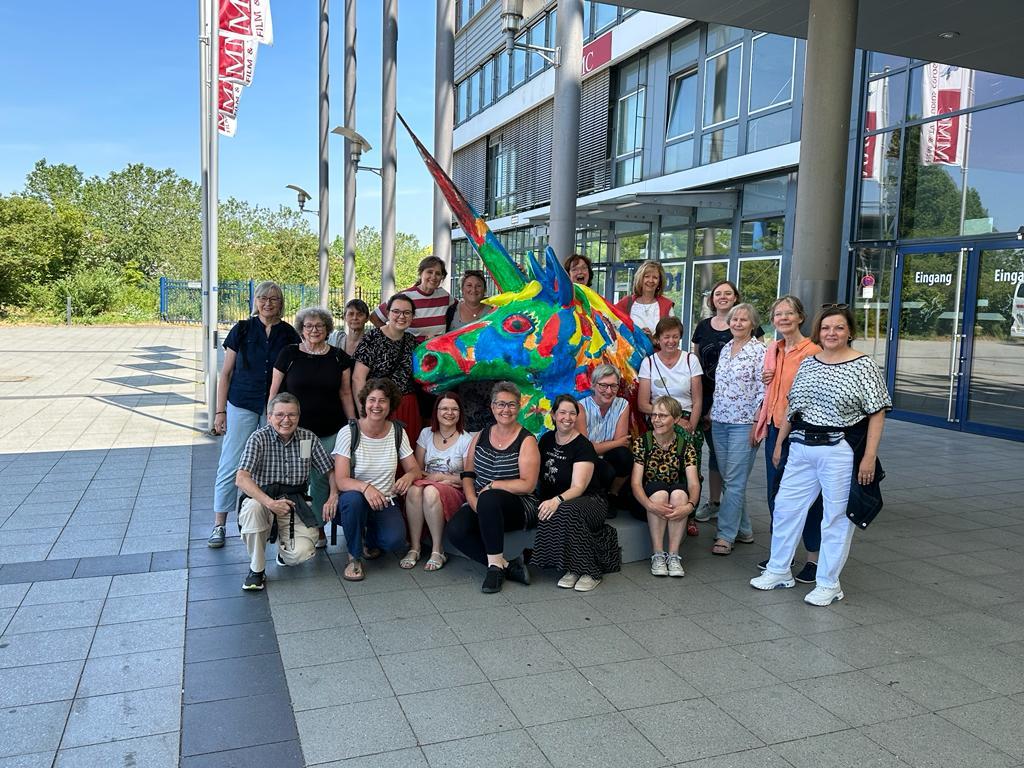 Posieren mit dem bunten Einhorn am Eingang darf natürlich auch nicht fehlen.