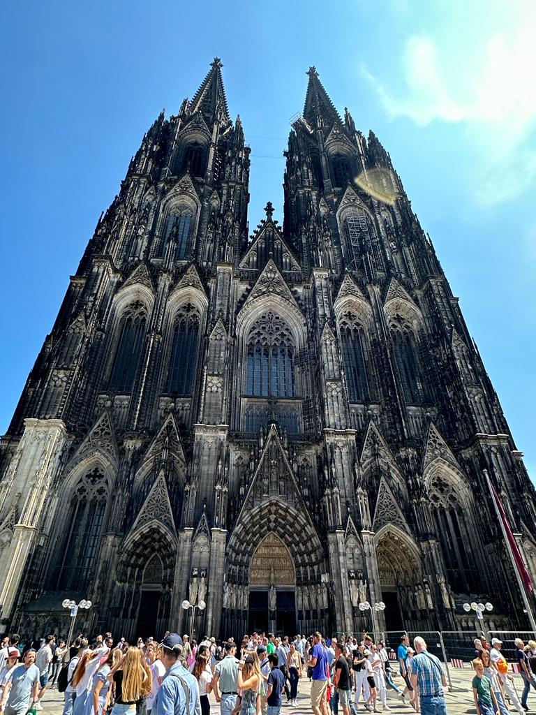 Live vor dem Kölner Dom stehen ist eine ganz anders beeindruckende Erfahrung.