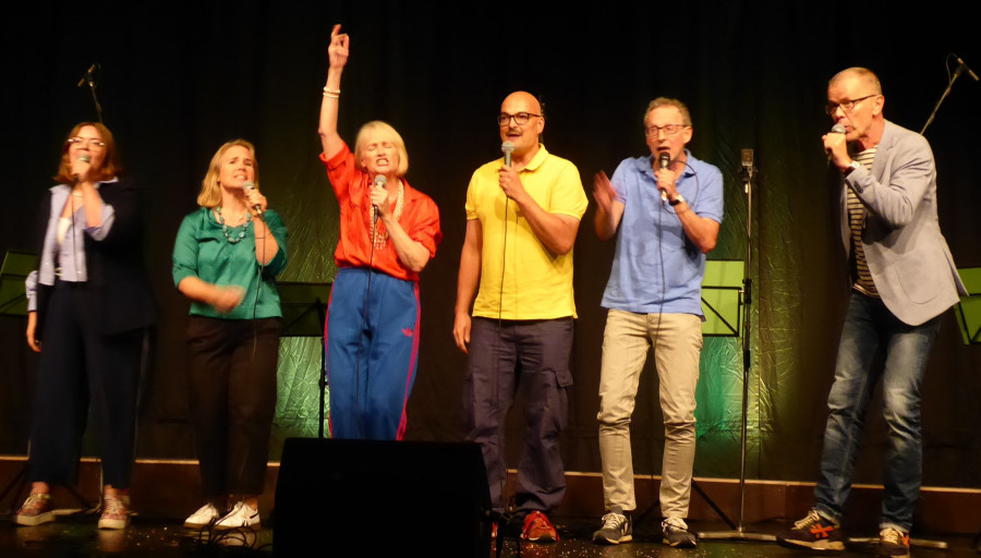 Der Vokalchor Spellbound hat vor der Pause mit den Stimmen seiner Sänger und Sängerinnen das Publikum beeindruckt.