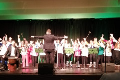 Der Spaß ist den Sängerinnen und dem Chorleiter Simon Wiesrecker anzusehen.