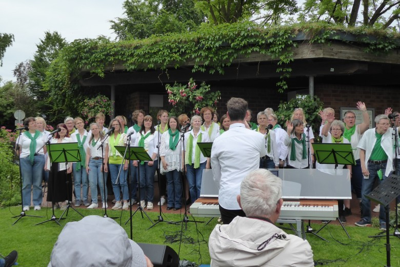 Eröffnung des Auftritts mit dem Lied "Nette Begegnung"