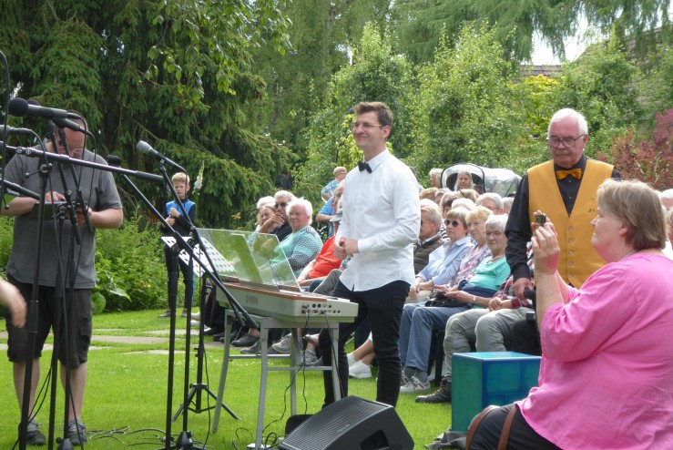 Auch Chorleiter Simon ist zufrieden mit dem Auftritt.