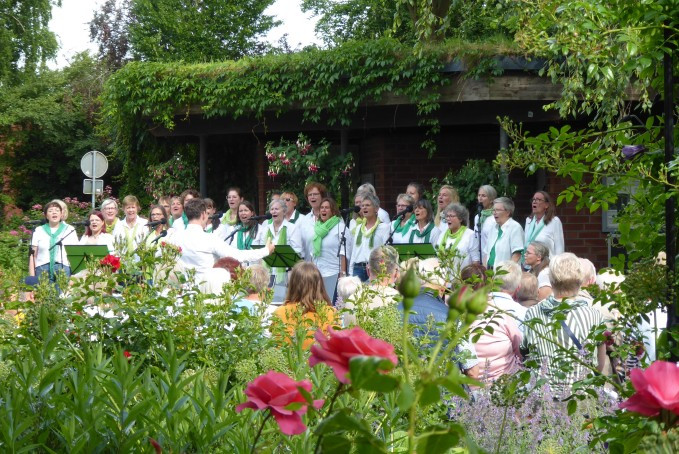 Die bunte Blumenpracht des Kreislehrgartes bildet einen wunderschönen Rahmen für ein Sommerkonzert.